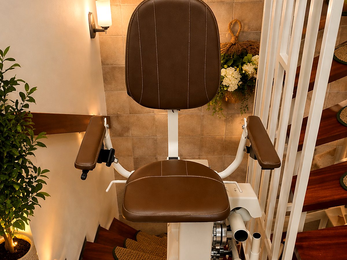 Sitzlift ADLER 2 von HEIM-Treppenlifte auf einer kurvigen Treppe im Wohnhaus